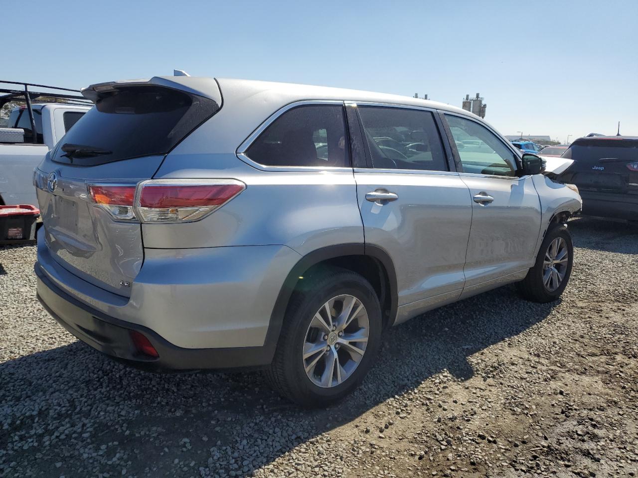 2015 Toyota Highlander VIN 5TDZKRFH6FS060700 Copart auction photo, front end / minor dent/scratches damage thumbnail 3