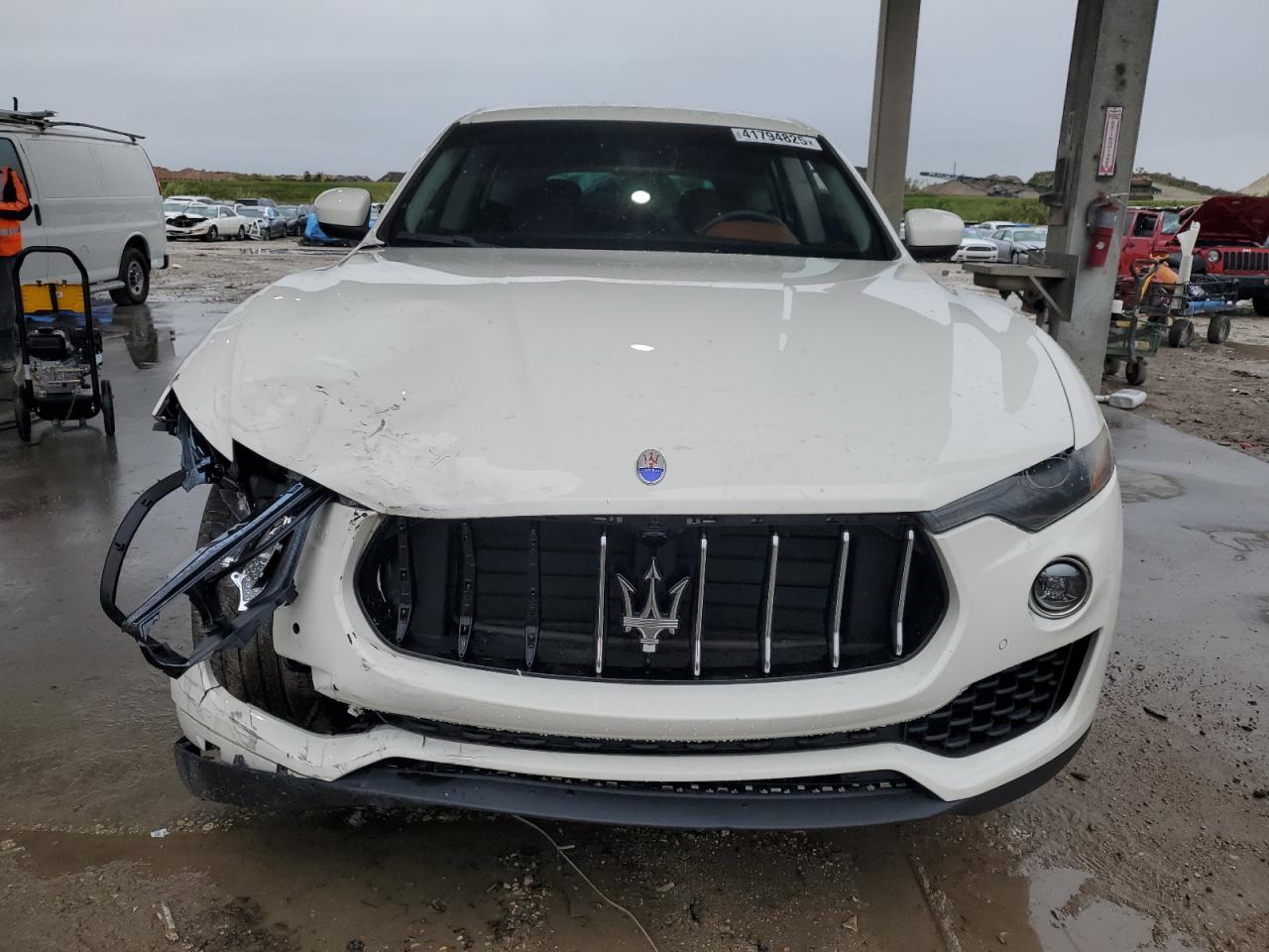 2017 Maserati Levante VIN ZN661XUA6HX228251 Copart auction photo, front end / minor dent/scratches damage thumbnail 5
