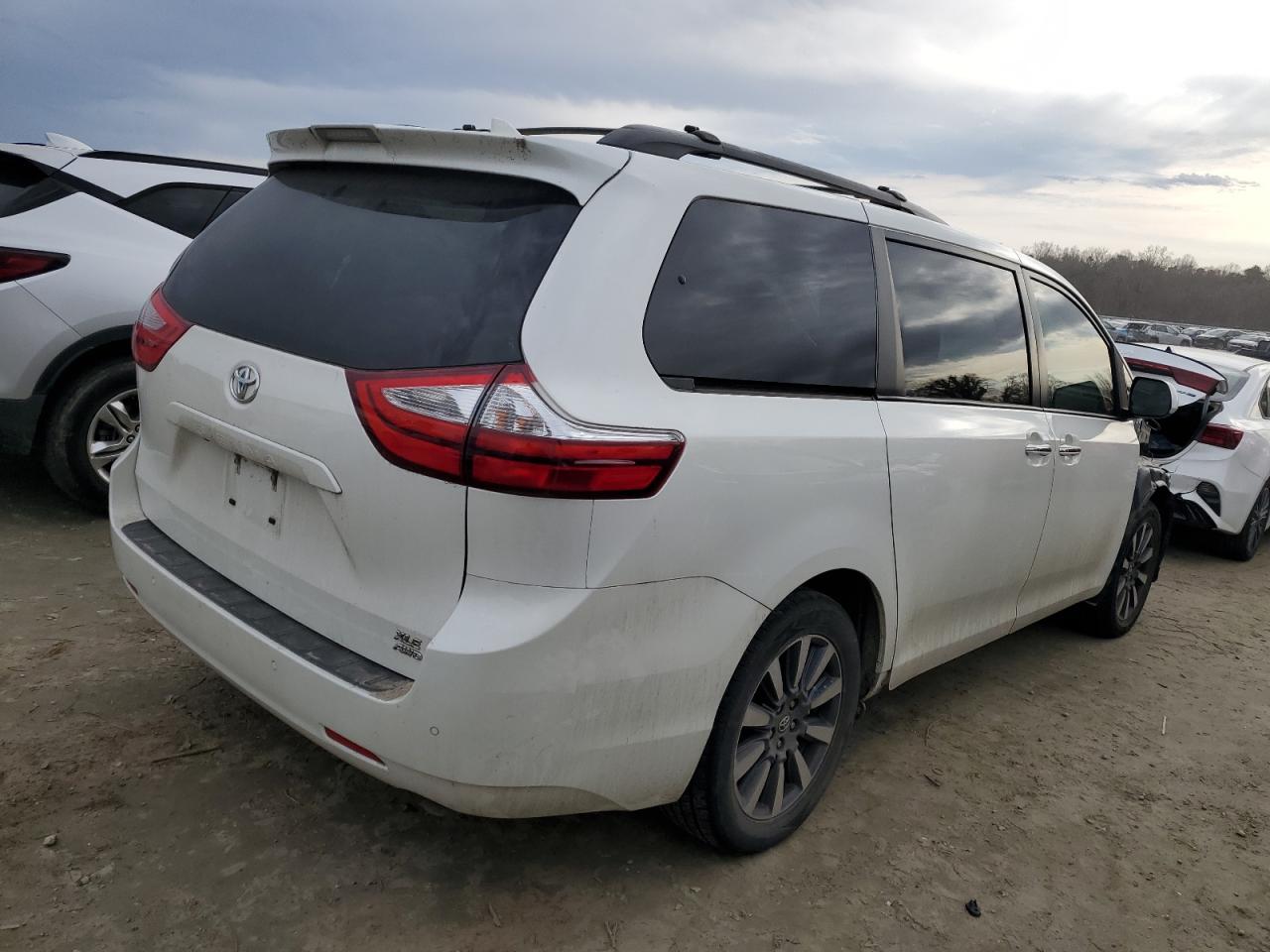 2018 Toyota Sienna VIN 5TDDZ3DC2JS189133 Copart auction photo, front end damage thumbnail 3