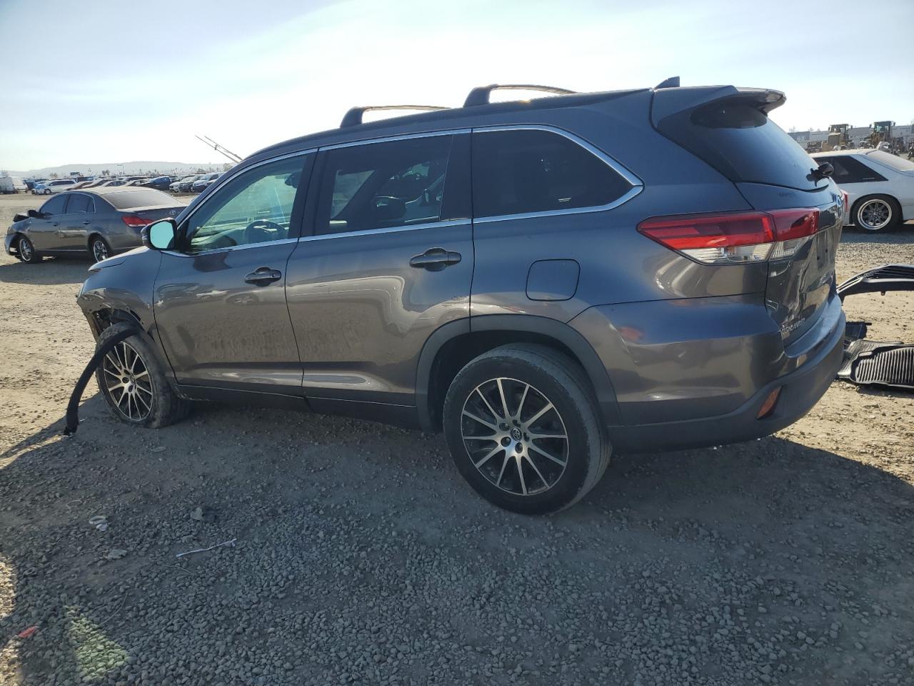 2018 Toyota Highlander VIN 5TDKZRFH0JS546845 Copart auction photo, front end damage thumbnail 2