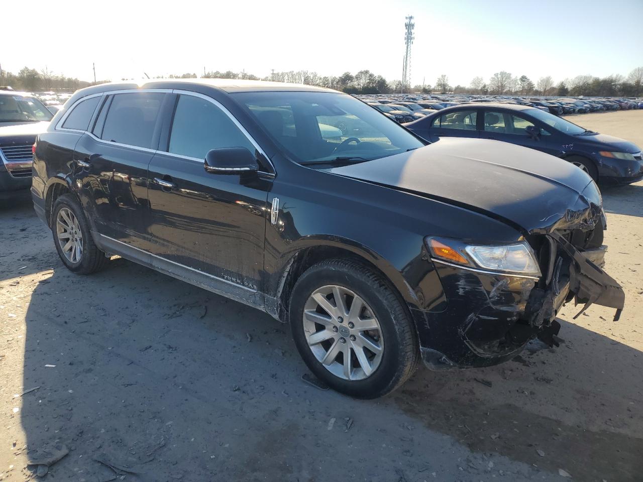2018 Lincoln MKT VIN 2LMHJ5NK1JBL02422 Copart auction photo, front end / minor dent/scratches damage thumbnail 4