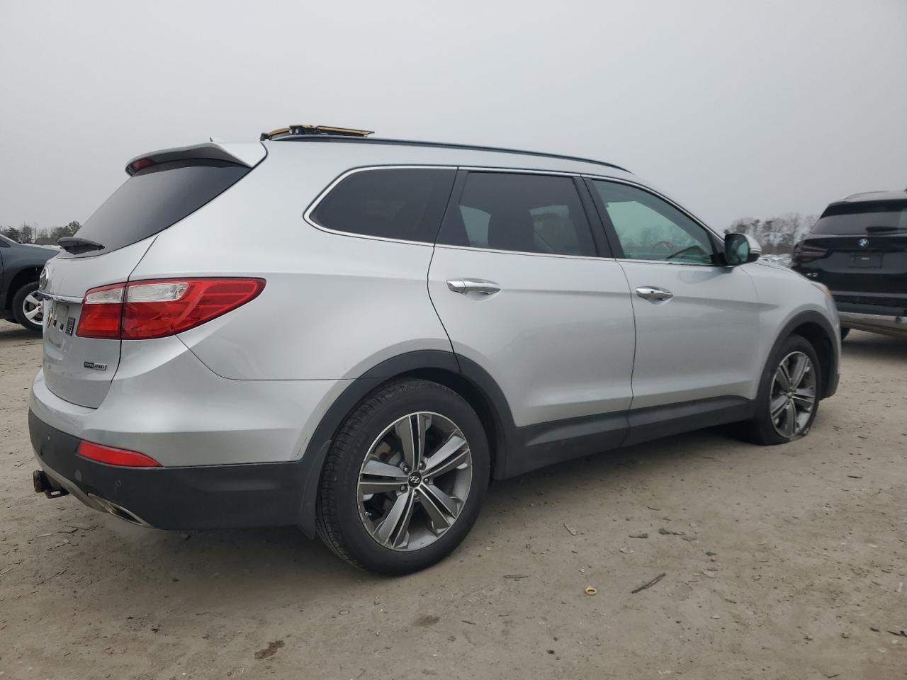 2015 Hyundai Santa Fe VIN KM8SRDHF8FU107440 Copart auction photo, side / minor dent/scratches damage thumbnail 3