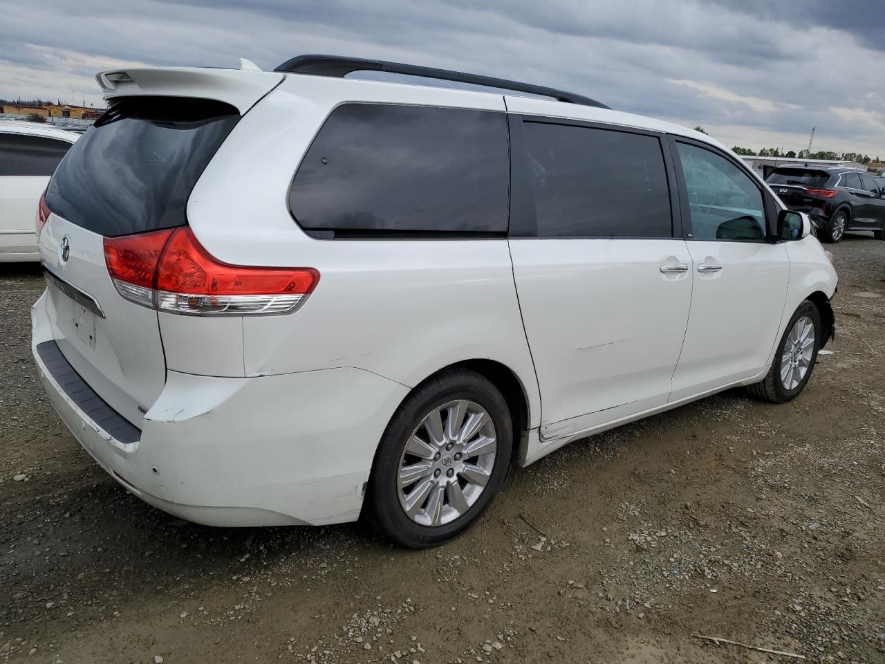 2011 Toyota Sienna VIN 5TDYK3DC8BS118252 Copart auction photo, front end damage thumbnail 3