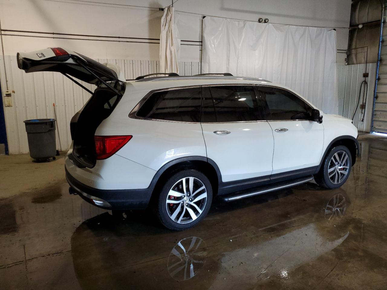 2017 Honda Pilot VIN 5FNYF6H90HB083563 Copart auction photo, front end damage thumbnail 3