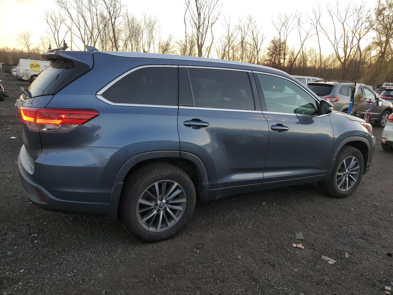2017 Toyota Highlander VIN 5TDJZRFHXHS423804 Copart auction photo, side / minor dent/scratches damage thumbnail 3
