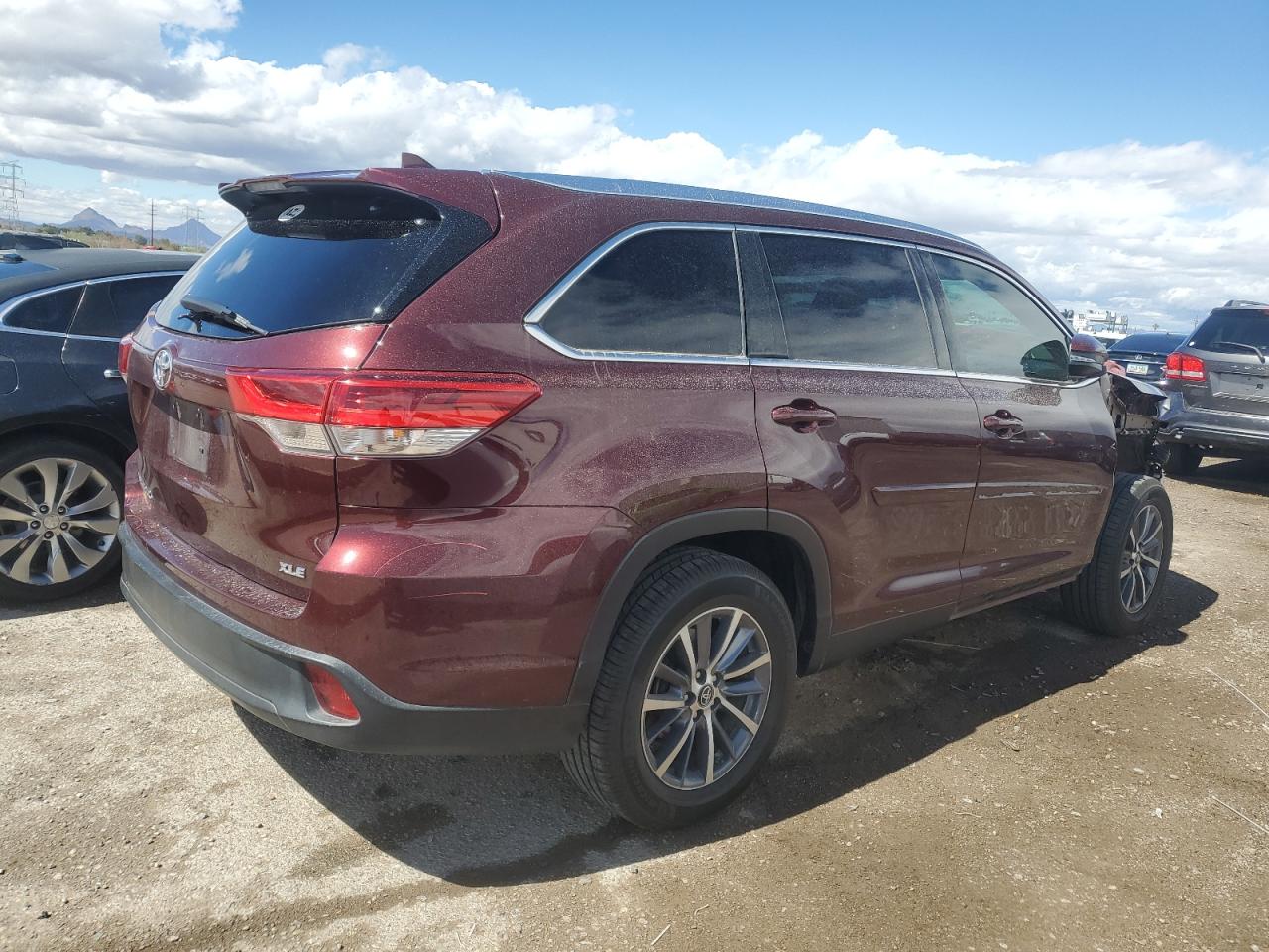 2019 Toyota Highlander VIN 5TDKZRFH3KS308523 Copart auction photo, front end damage thumbnail 3
