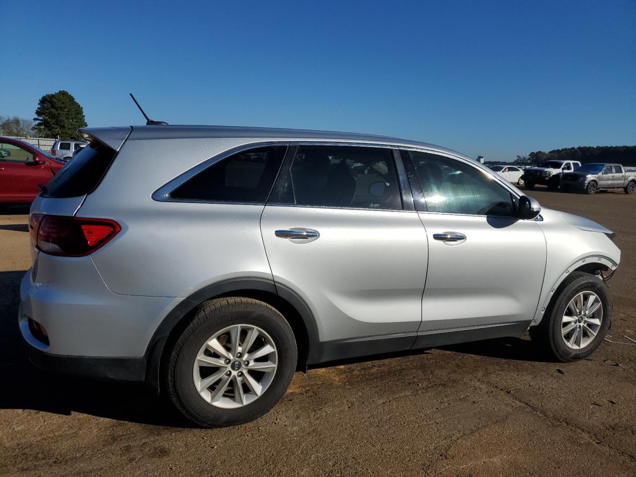 2020 KIA Sorento VIN 5XYPG4A38LG644127 Copart auction photo, front end / minor dent/scratches damage thumbnail 3