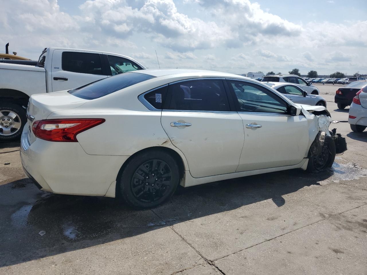 2017 Nissan Altima VIN 1N4AL3AP1HC144164 Copart auction photo, front end / side damage thumbnail 3
