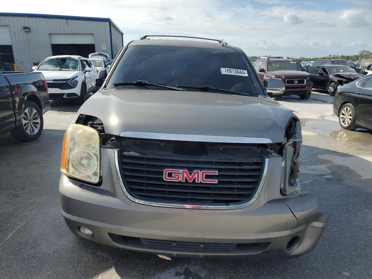 2009 GMC Yukon VIN 1GKEC33359R222406 Copart auction photo, front end / minor dent/scratches damage thumbnail 5