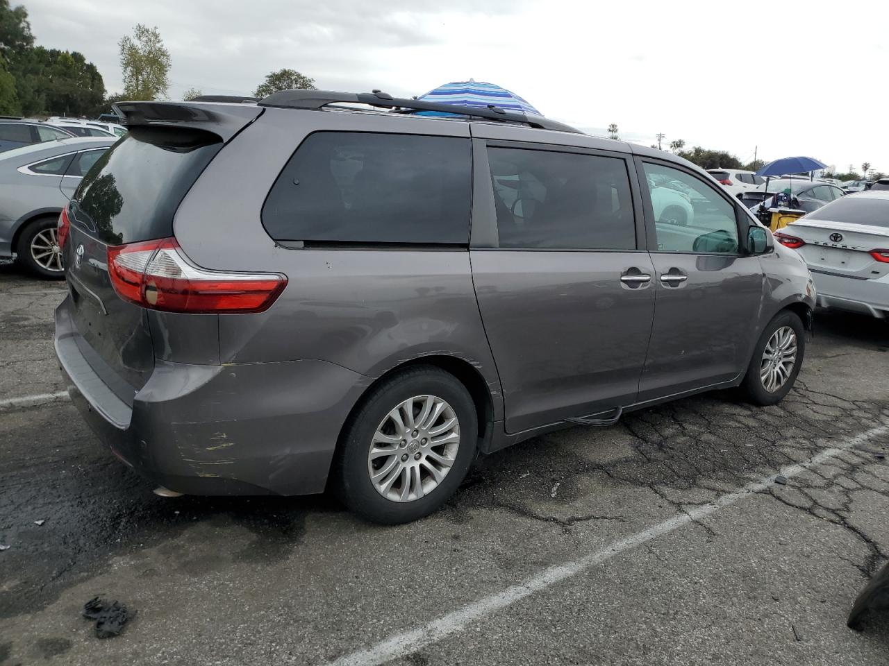 2015 Toyota Sienna VIN 5TDYK3DC7FS565161 Copart auction photo, front end / minor dent/scratches damage thumbnail 3
