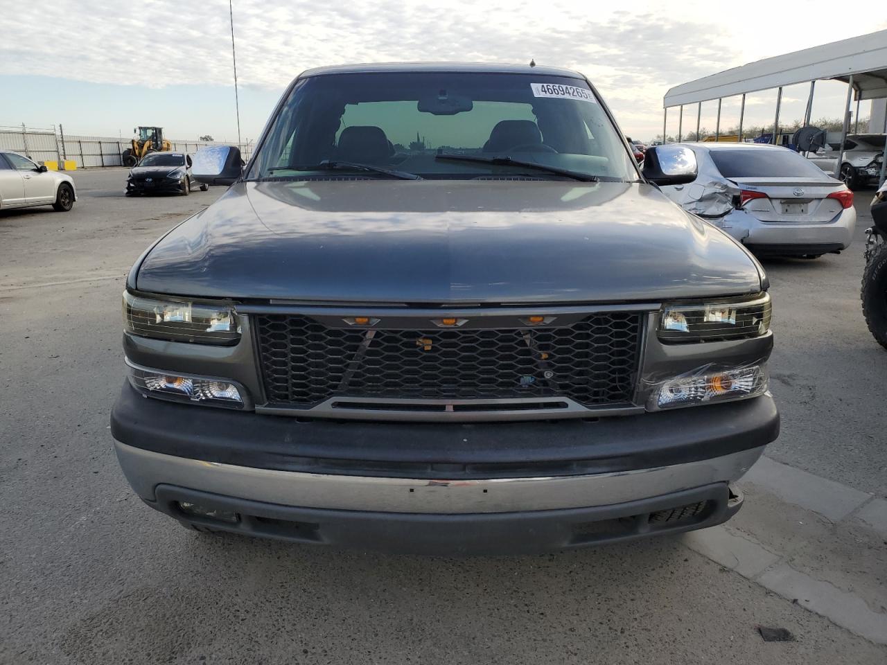 2001 GMC Sierra VIN 2GTEC19V511172192 Copart auction photo, front end damage thumbnail 5