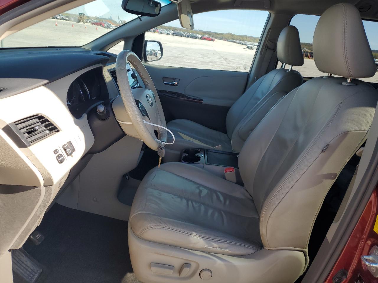 2011 Toyota Sienna VIN 5TDYK3DC2BS086317 Copart auction photo, front end damage thumbnail 7