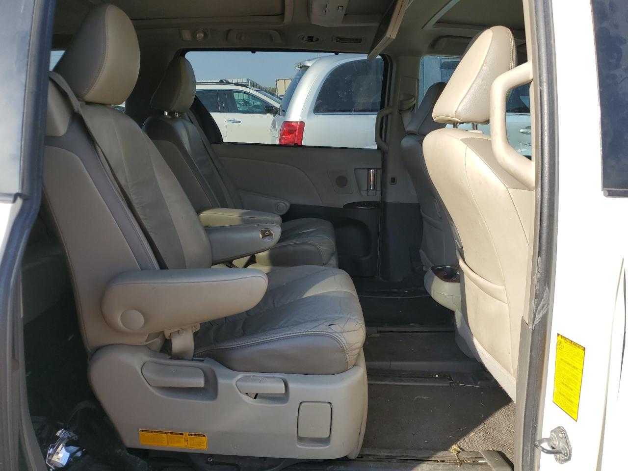 2011 Toyota Sienna VIN 5TDYK3DC7BS065589 Copart auction photo, front end / minor dent/scratches damage thumbnail 11