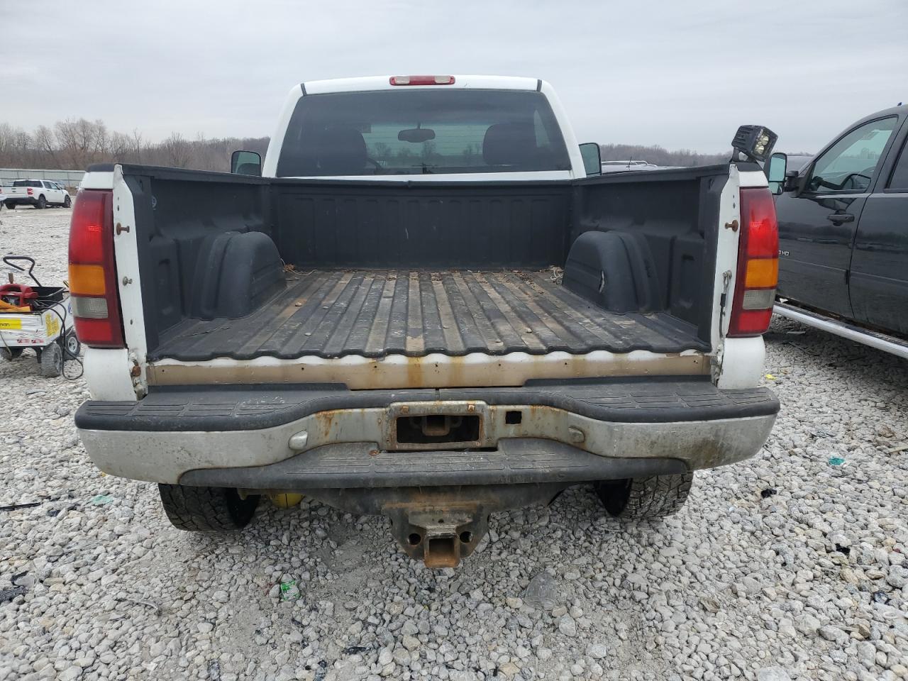 2005 Chevrolet Silverado VIN 1GCHK24235E174515 Copart auction photo, rear end damage thumbnail 6