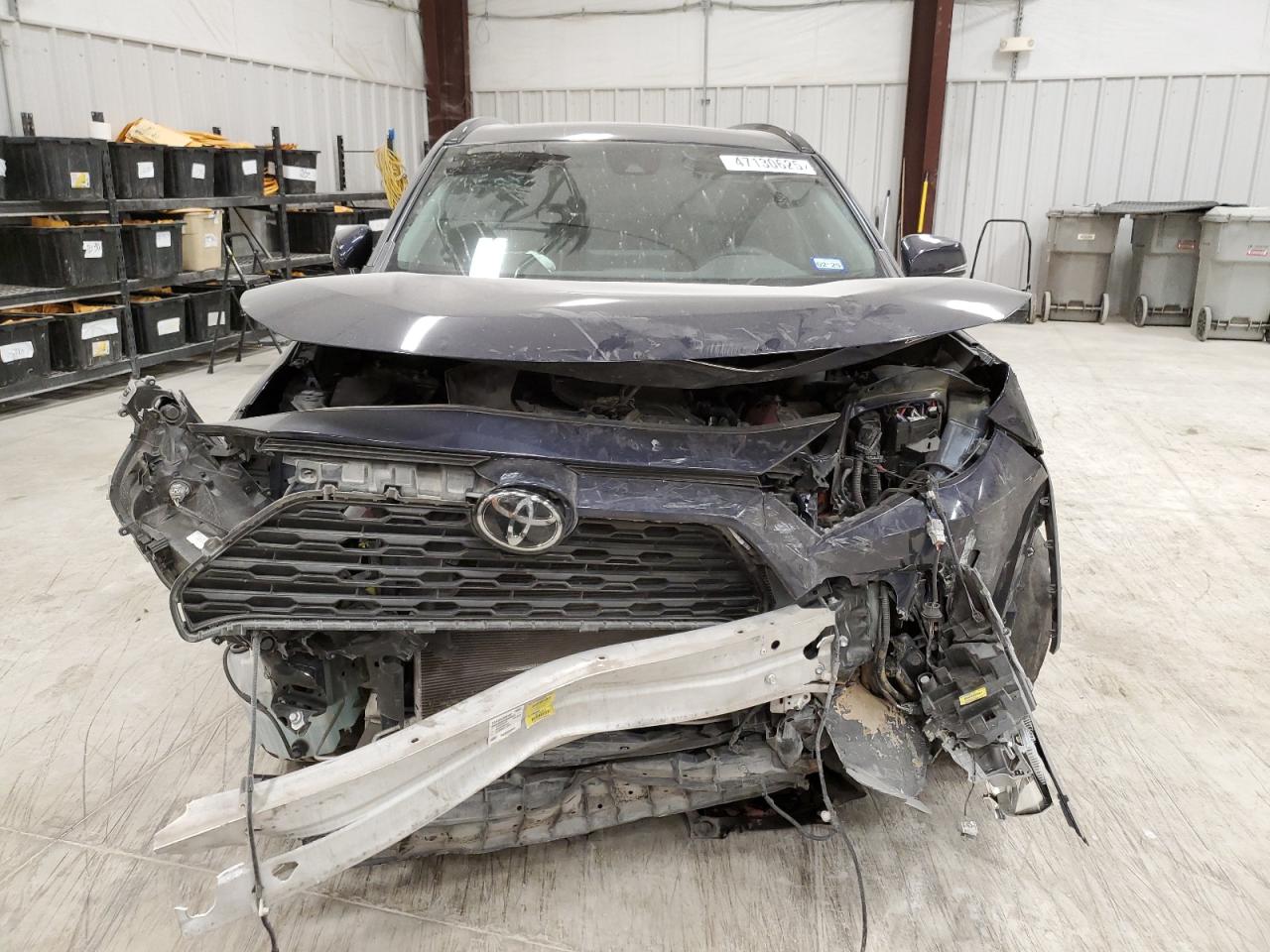 2021 Toyota RAV 4 VIN 2T3W1RFV7MW133029 Copart auction photo, front end / side damage thumbnail 5