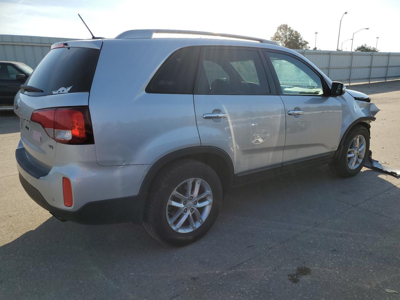 2015 KIA Sorento VIN 5XYKTDA74FG600249 Copart auction photo, front end / minor dent/scratches damage thumbnail 3