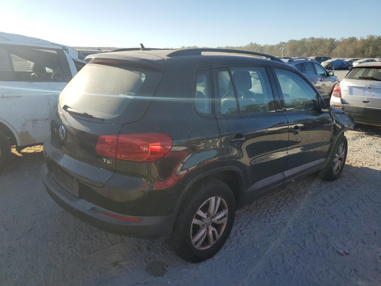 2016 Volkswagen Tiguan VIN WVGAV7AX6GW583901 Copart auction photo, front end damage thumbnail 3