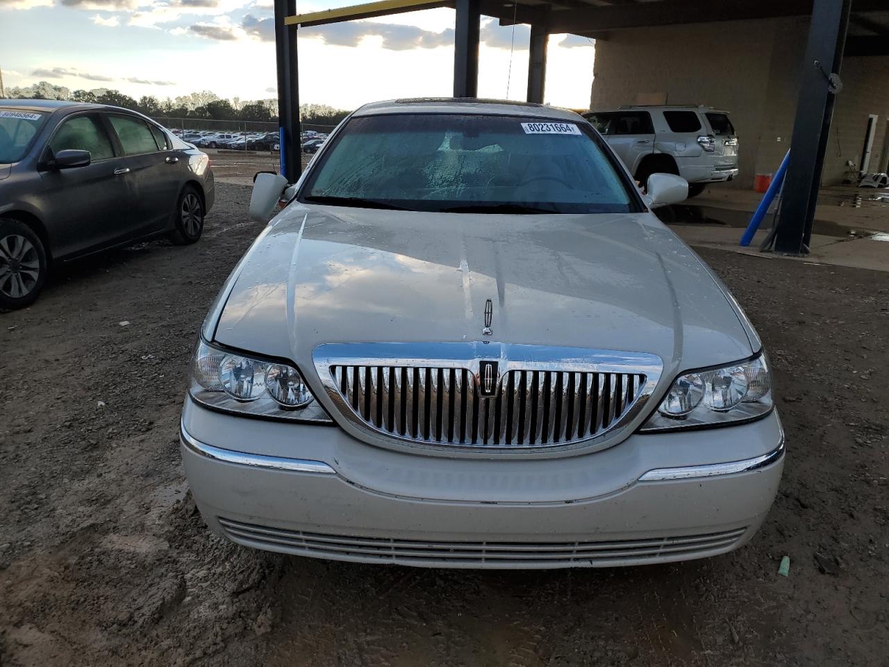 2004 Lincoln Town Car VIN 1LNHM83W84Y687298 Copart auction photo, front end / side damage thumbnail 5