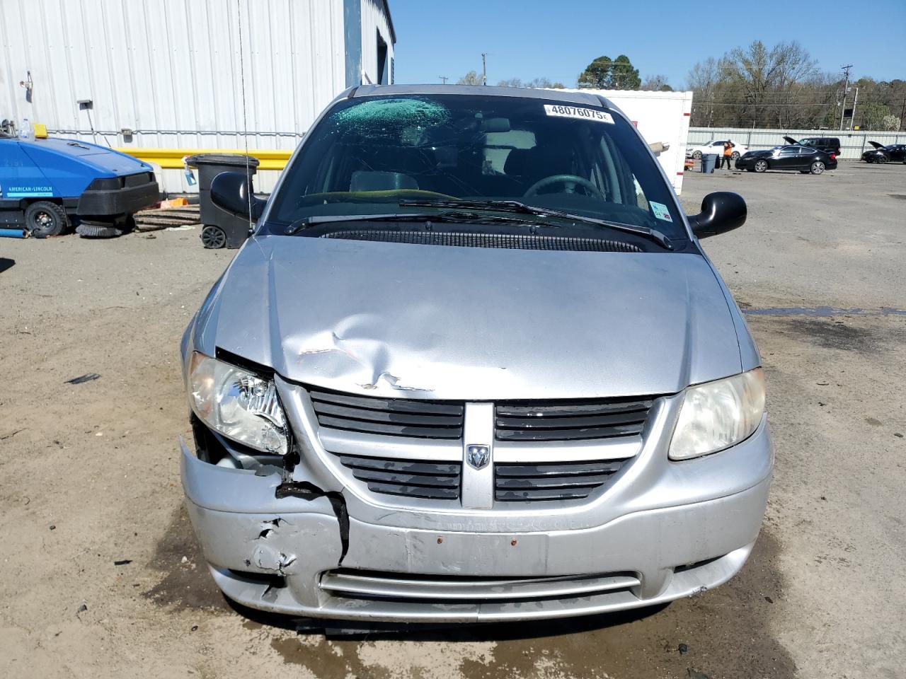 2005 Dodge Caravan VIN 1D4GP45R65B137998 Copart auction photo, front end damage thumbnail 5