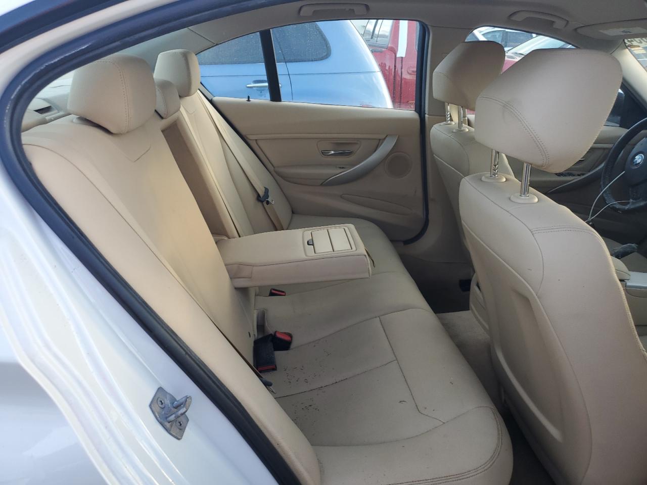 2016 BMW 3er VIN WBA8E1G51GNT36617 Copart auction photo, water/flood damage thumbnail 10