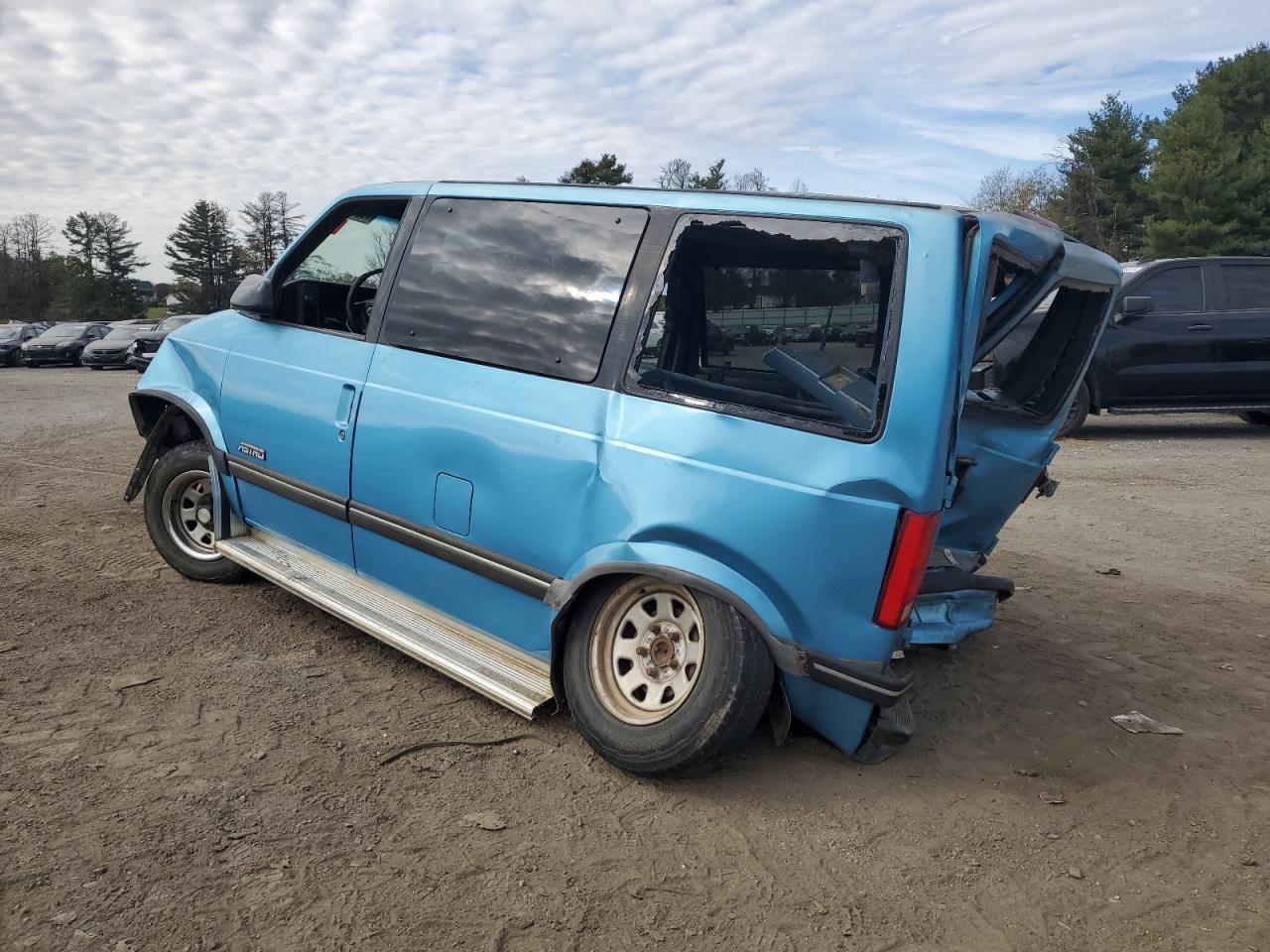 1994 Chevrolet Astro VIN 1GNDM15Z2RB210658 Copart auction photo, all over / undercarriage damage thumbnail 2