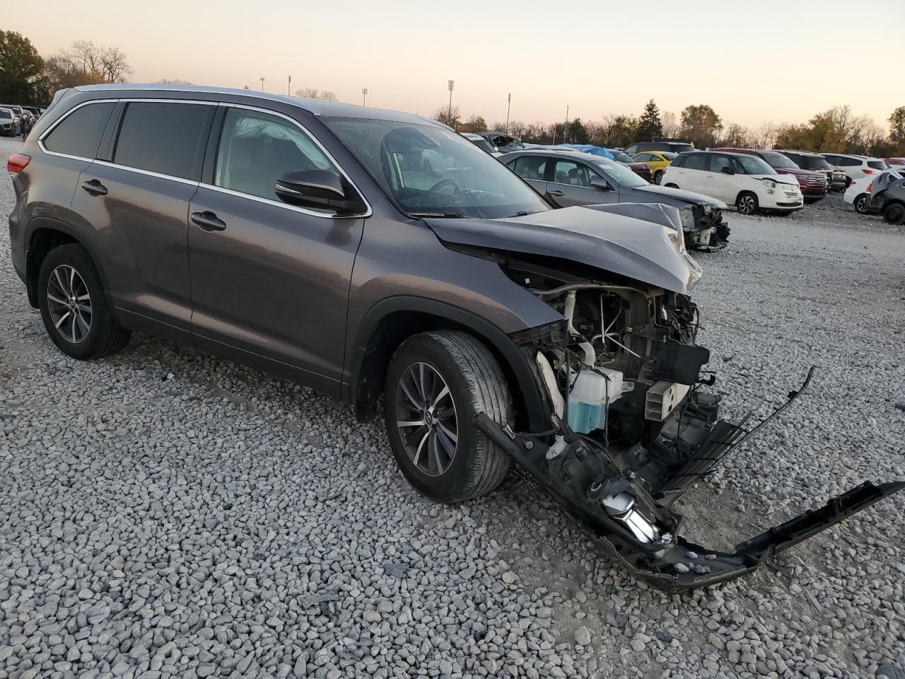 2018 Toyota Highlander VIN 5TDJZRFH4JS825890 Copart auction photo, front end damage thumbnail 4