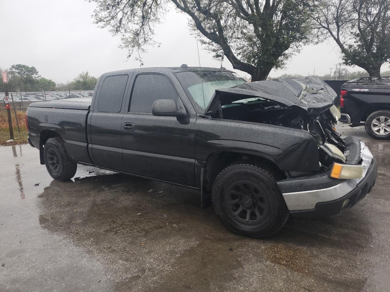 2004 Chevrolet Silverado VIN 2GCEC19T841114239 Copart auction photo, front end / side damage thumbnail 4