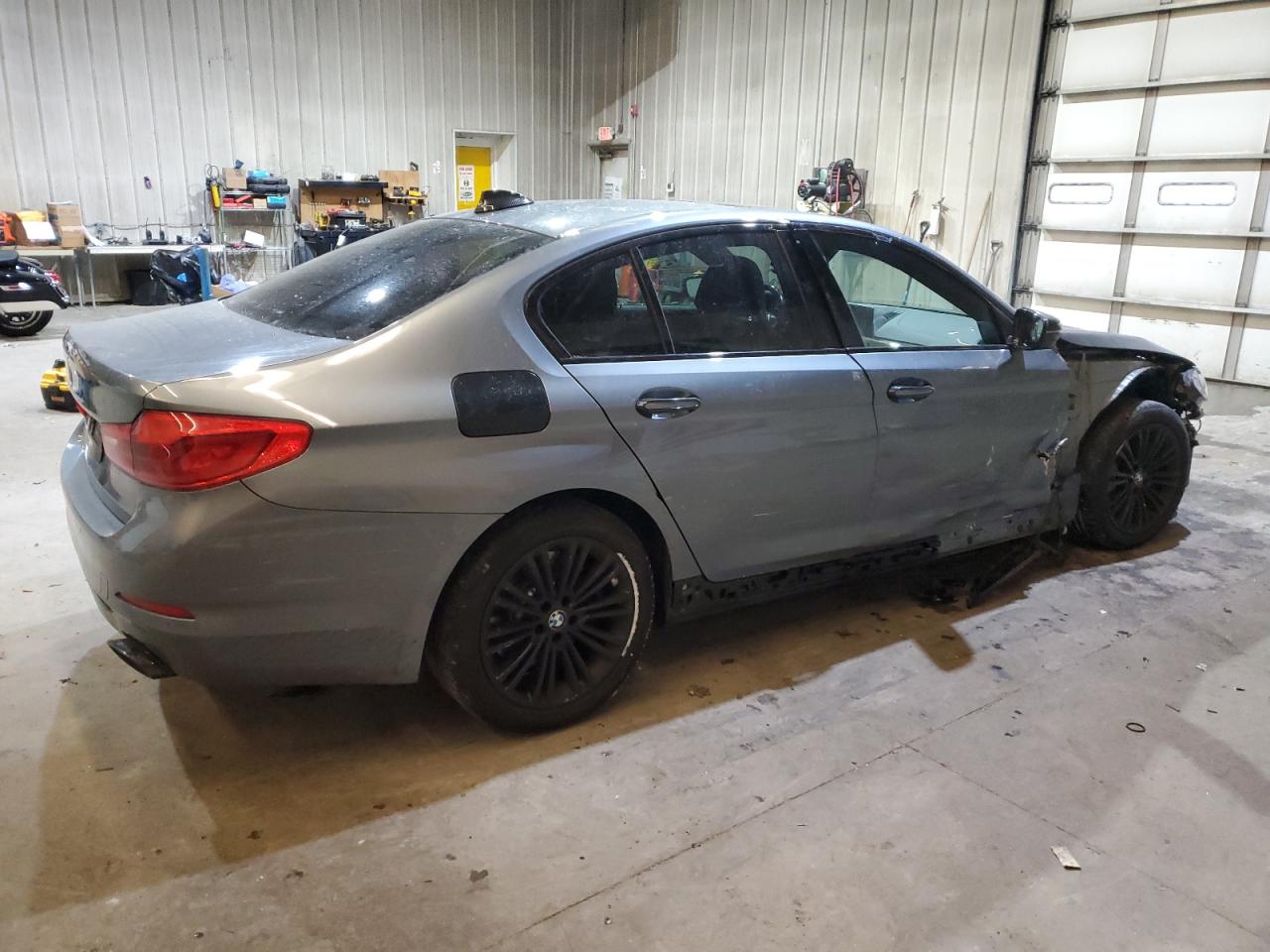 2019 BMW 5er VIN WBAJE7C55KWW05568 Copart auction photo, front end / side damage thumbnail 3