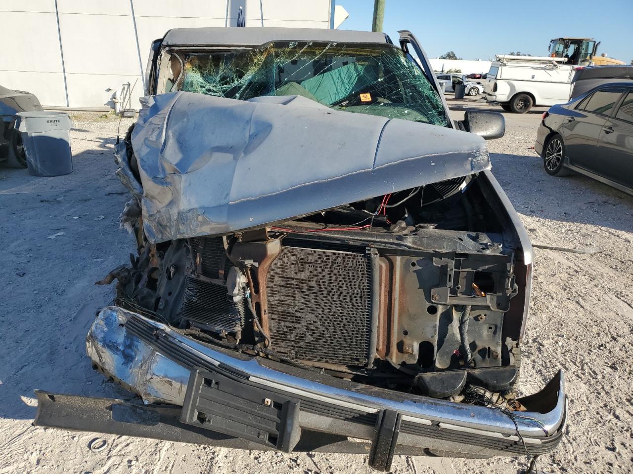 1998 Chevrolet GMT-400 VIN 2GCEC19RXW1206394 Copart auction photo, front end / side damage thumbnail 5