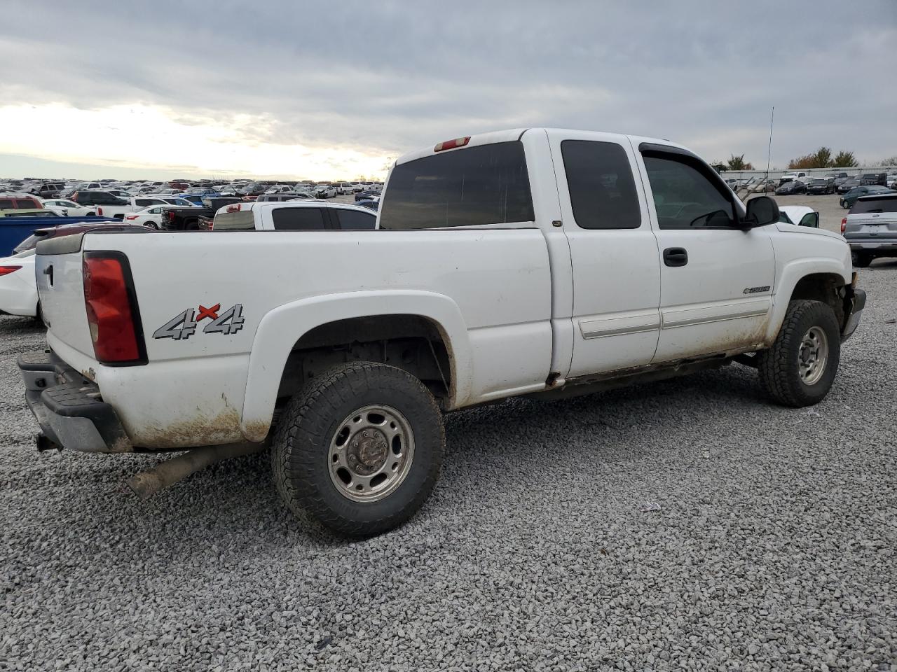 2007 Chevrolet Silverado VIN 1GCHK29U07E130663 Copart auction photo, front end / side damage thumbnail 3