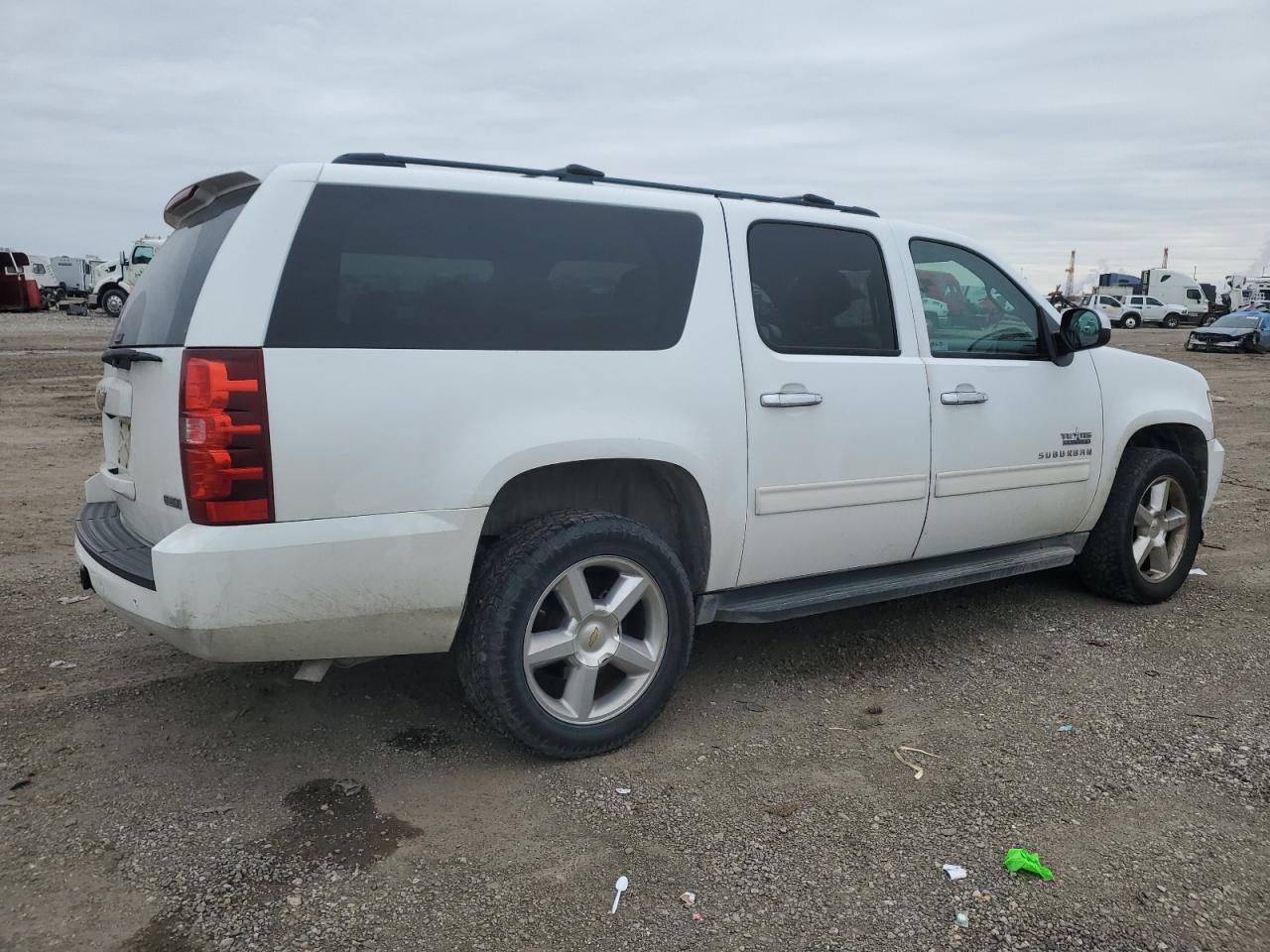 2010 Chevrolet Suburban VIN 1GNUCHE05AR183058 Copart auction photo, front end / side damage thumbnail 3