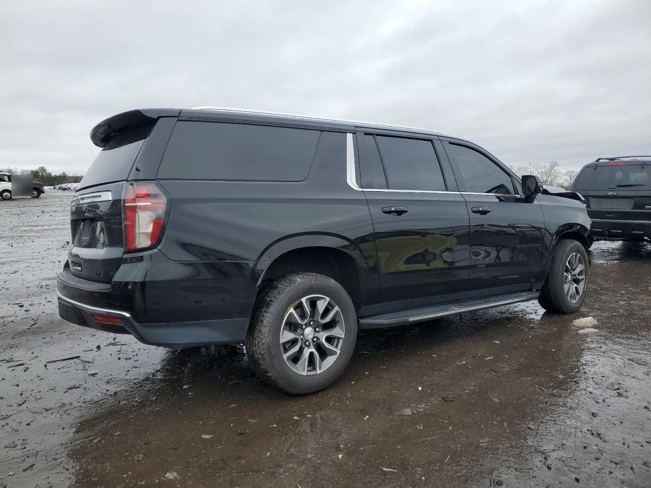 2021 Chevrolet Suburban VIN 1GNSKCKD2MR136529 Copart auction photo, front end / undercarriage damage thumbnail 3