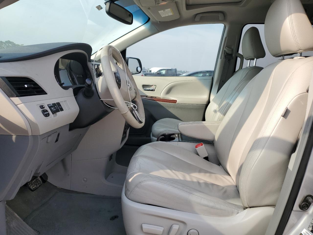 2013 Toyota Sienna VIN 5TDYK3DCXDS295047 Copart auction photo, front end / minor dent/scratches damage thumbnail 7