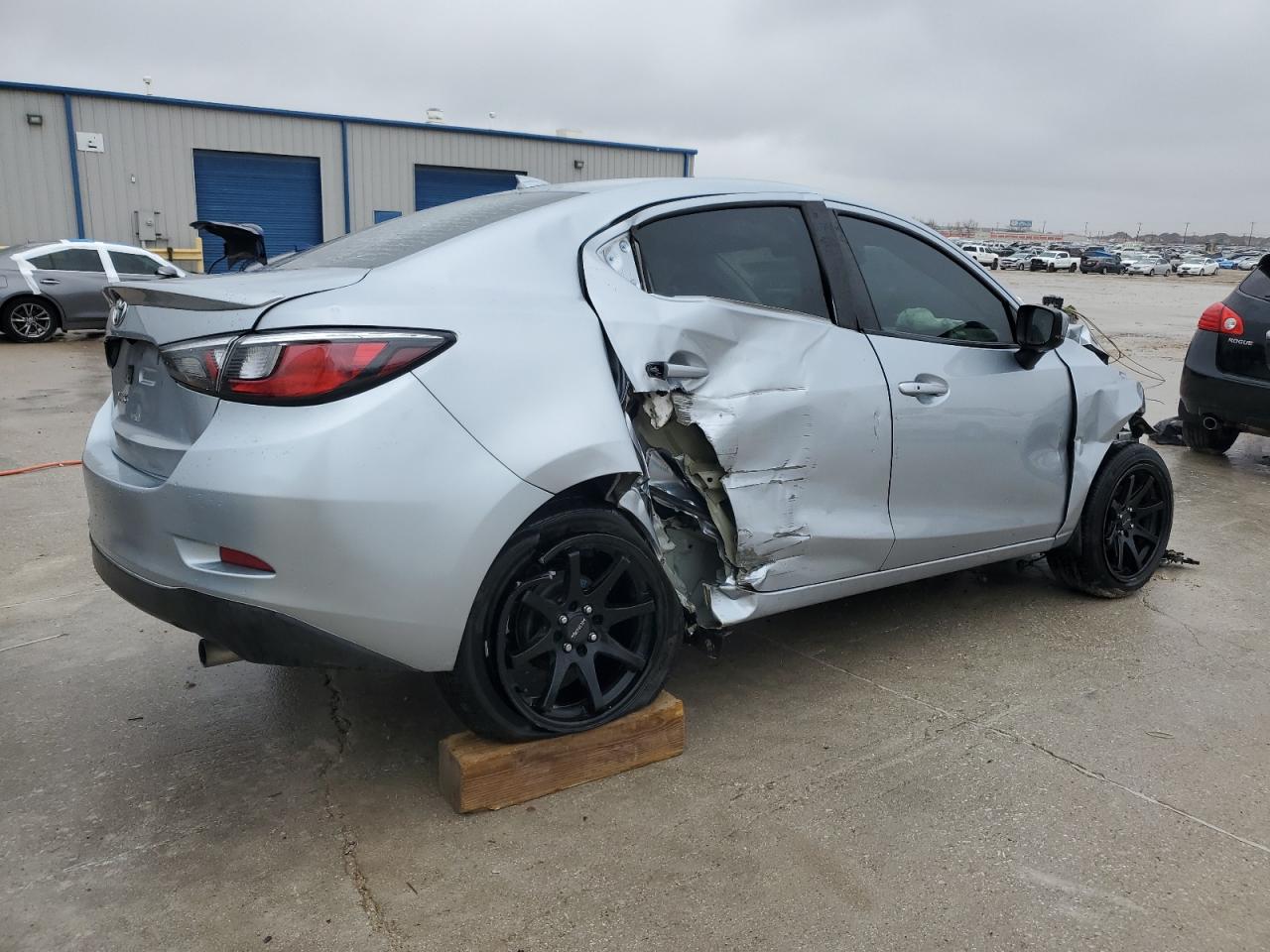 2020 Toyota Yaris VIN 3MYDLBYV2LY712526 Copart auction photo, front end / side damage thumbnail 3