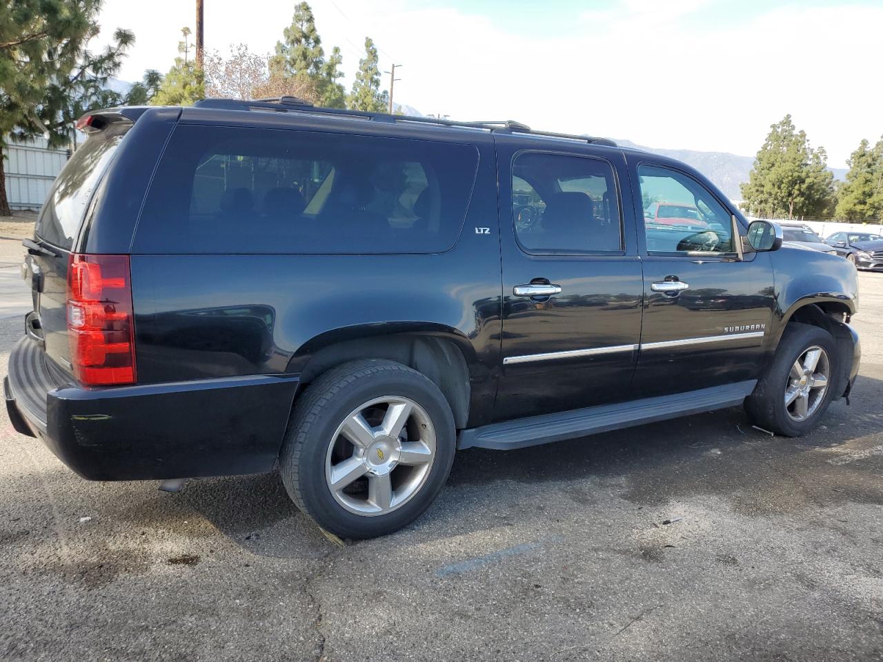 2010 Chevrolet Suburban VIN 1GNUCKE04AR231601 Copart auction photo, front end / undercarriage damage thumbnail 3