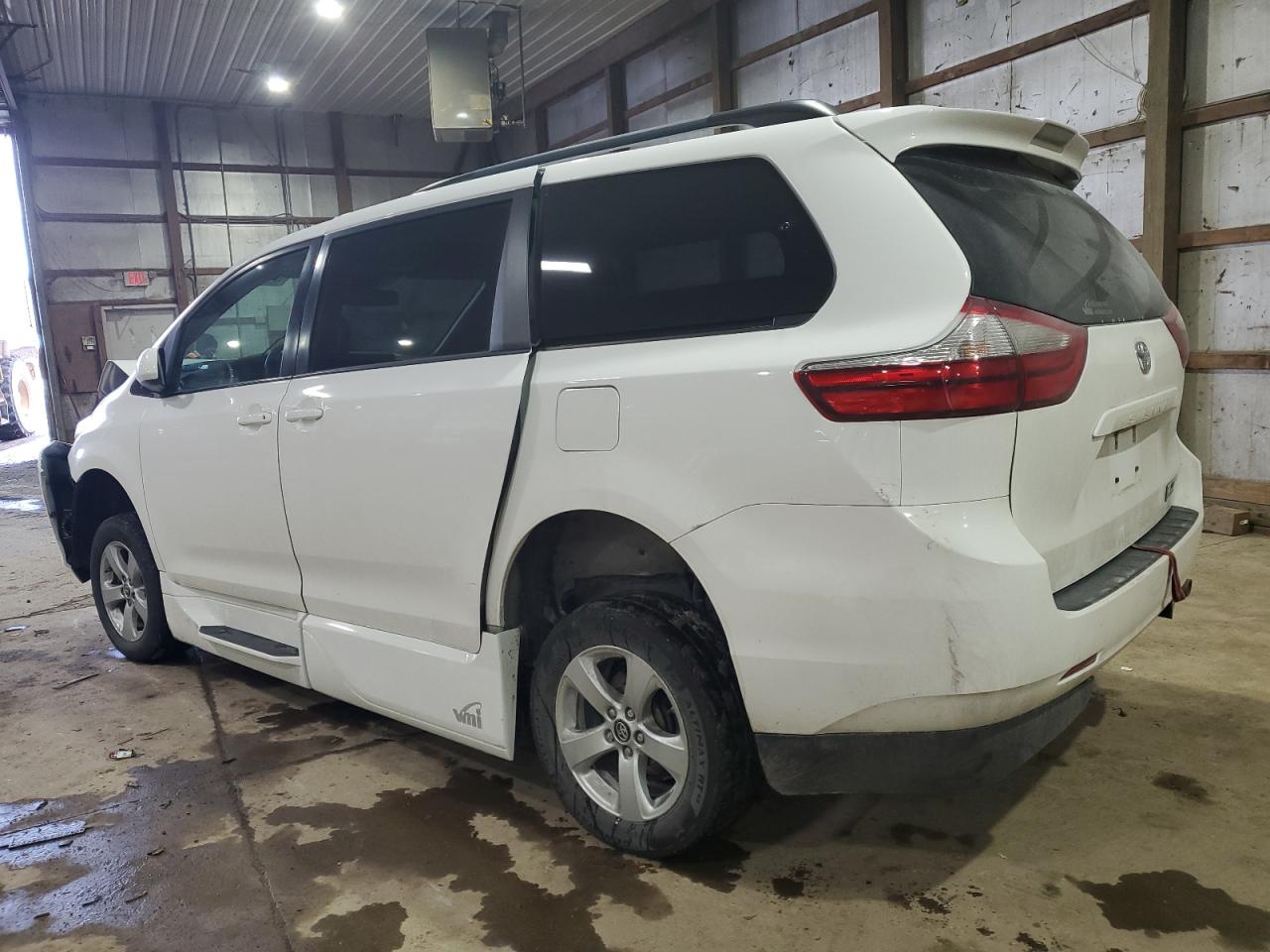 2018 Toyota Sienna VIN 5TDKZ3DC0JS934257 Copart auction photo, front end damage thumbnail 2