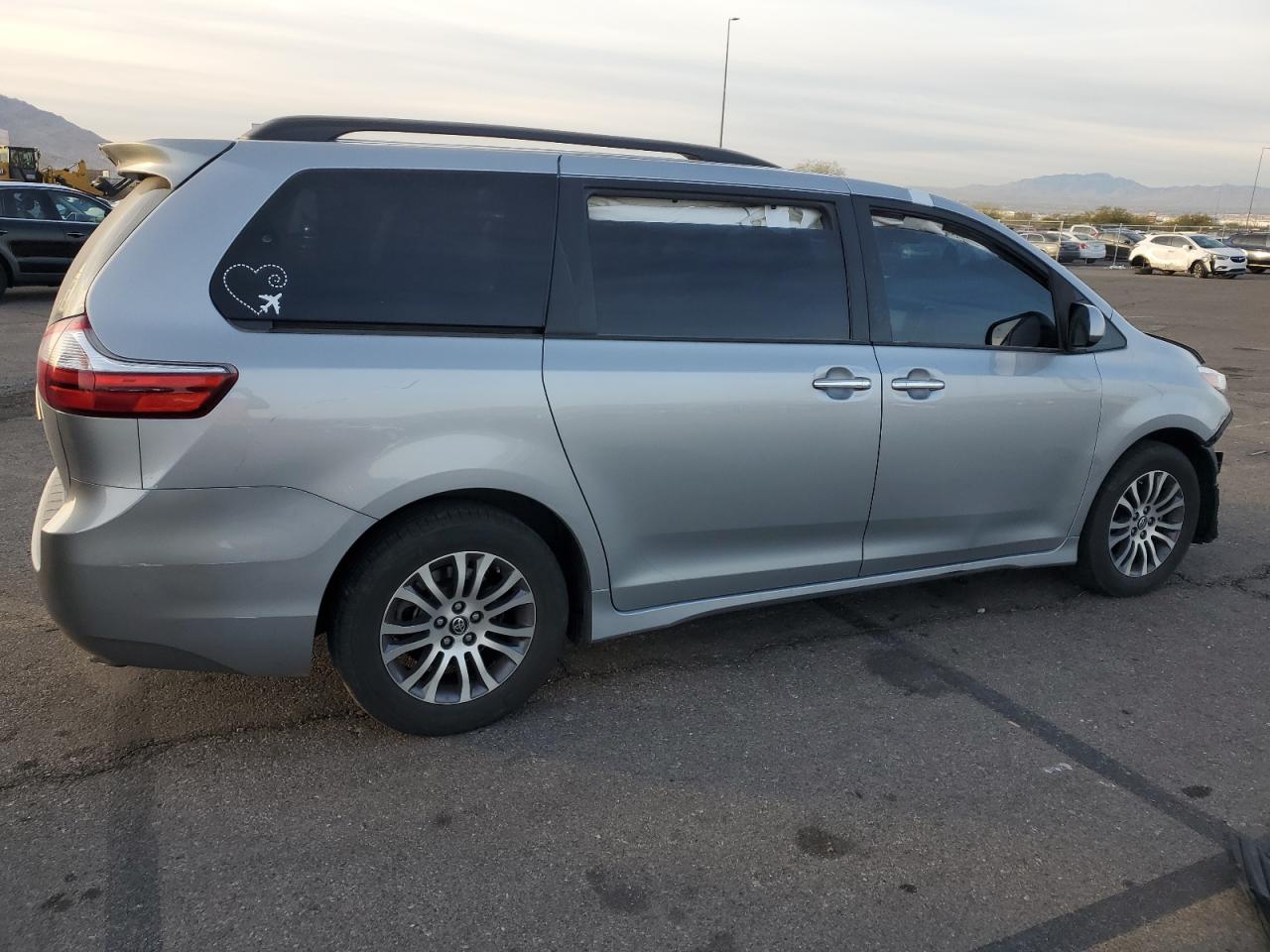 2018 Toyota Sienna VIN 5TDYZ3DC3JS952360 Copart auction photo, front end damage thumbnail 3