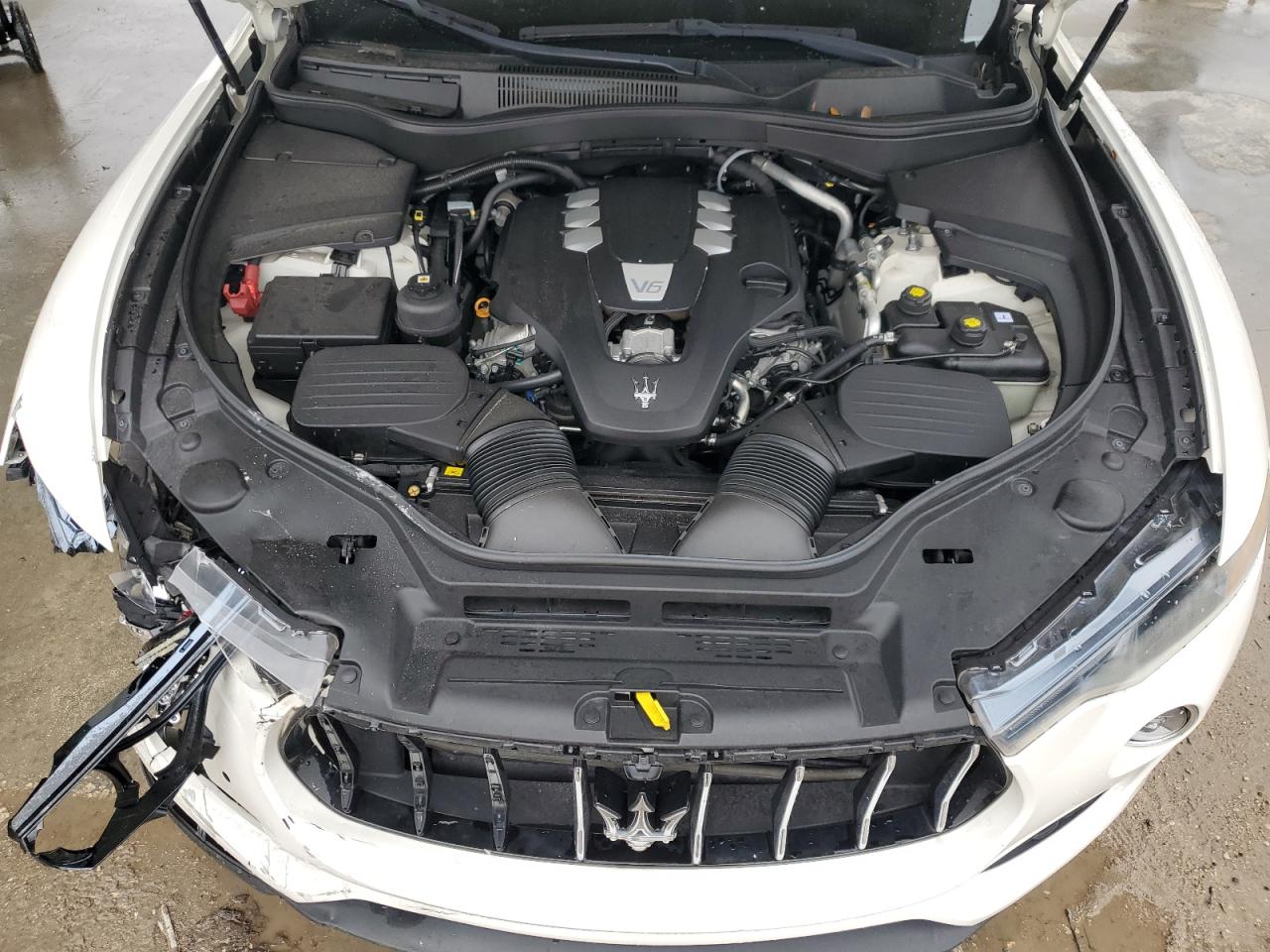 2017 Maserati Levante VIN ZN661XUA6HX228251 Copart auction photo, front end / minor dent/scratches damage thumbnail 12