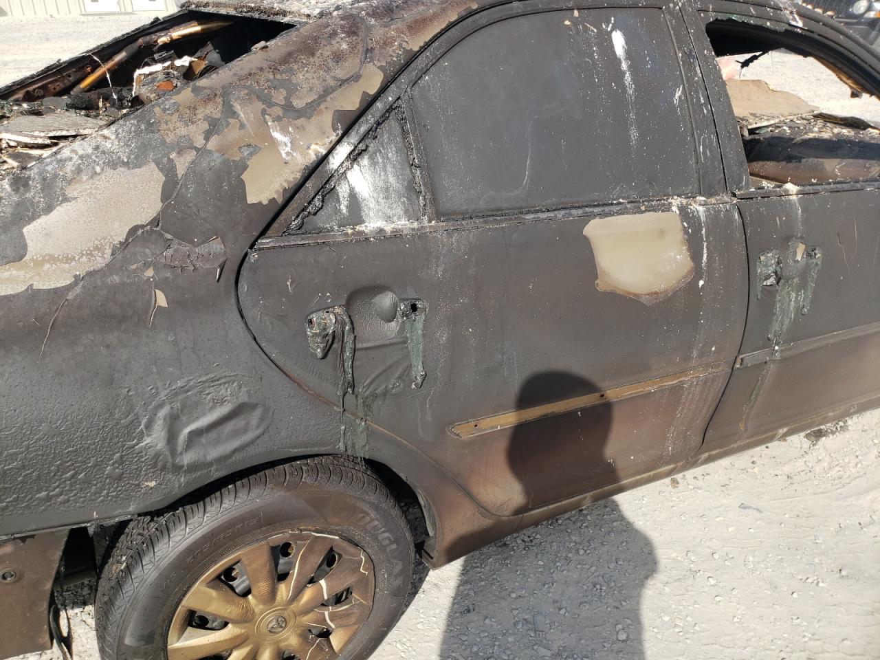 2005 Toyota Camry VIN 4T1BE30K95U001110 Copart auction photo, burn damage thumbnail 10