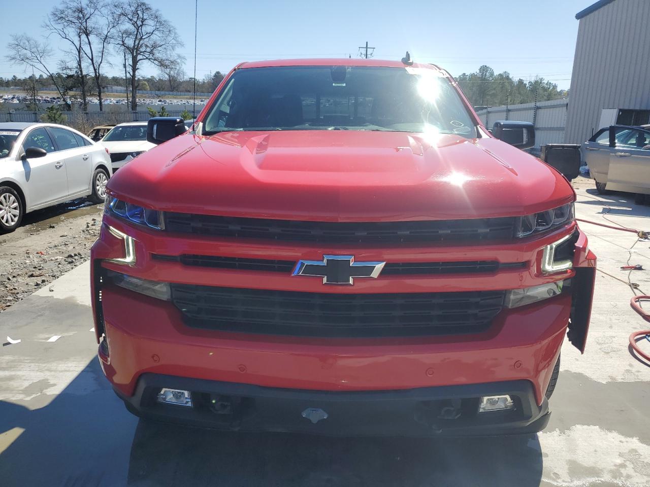 2022 Chevrolet Silverado VIN 1GCUYEED8NZ100014 Copart auction photo, front end / side damage thumbnail 5