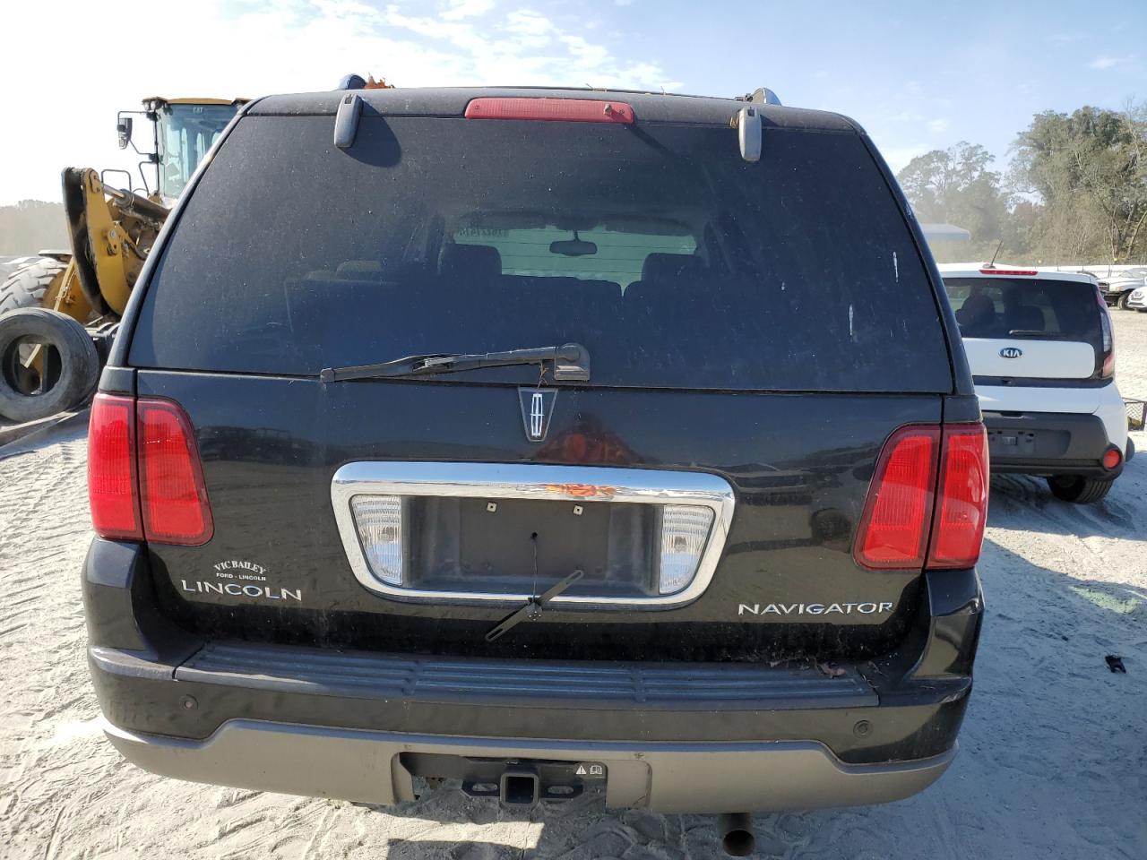 2004 Lincoln Navigator VIN 5LMFU27R24LJ25870 Copart auction photo, biohazard/chemical / minor dent/scratches damage thumbnail 6
