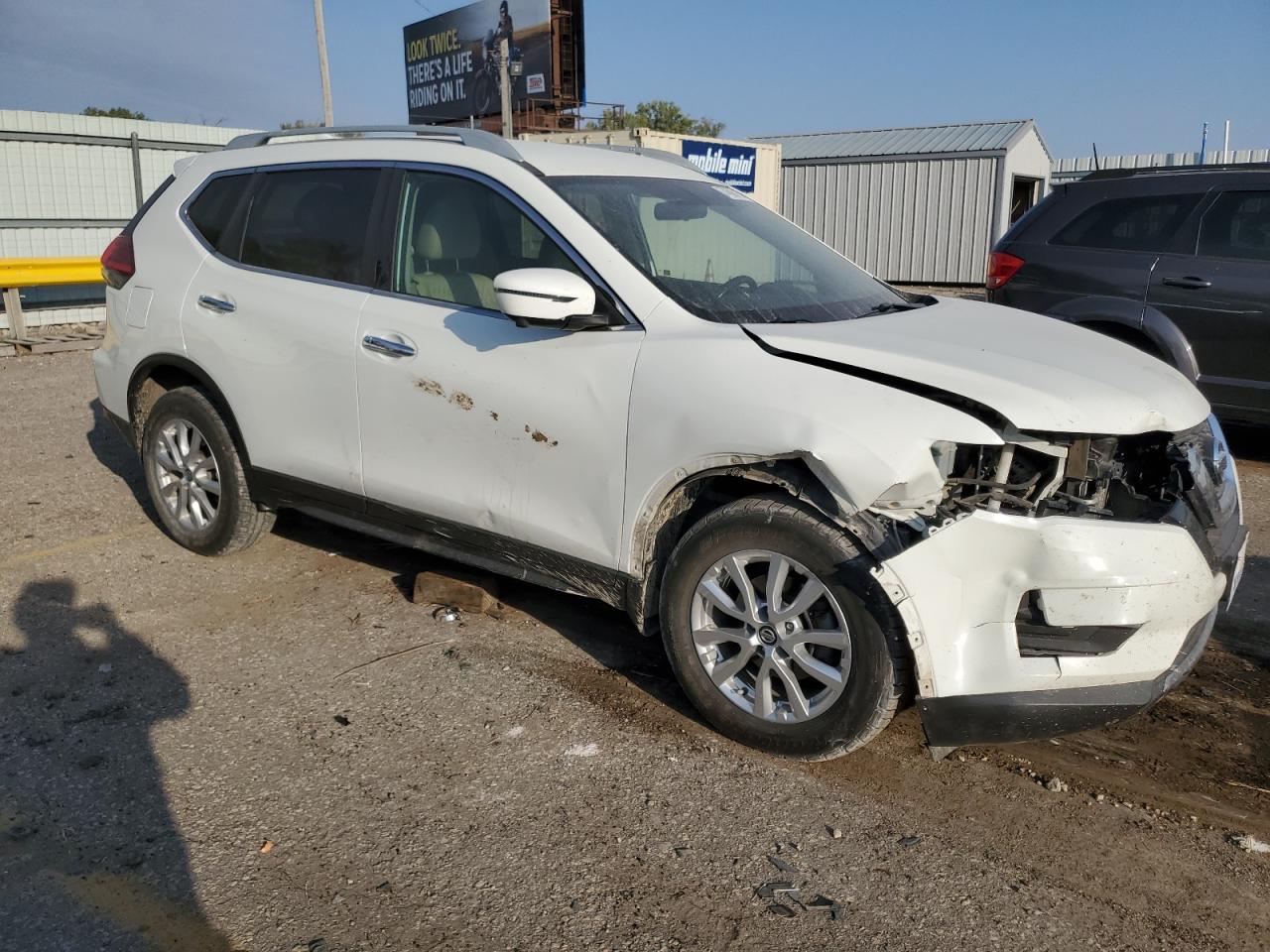 2017 Nissan Rogue VIN 5N1AT2MVXHC743283 Copart auction photo, front end / minor dent/scratches damage thumbnail 4