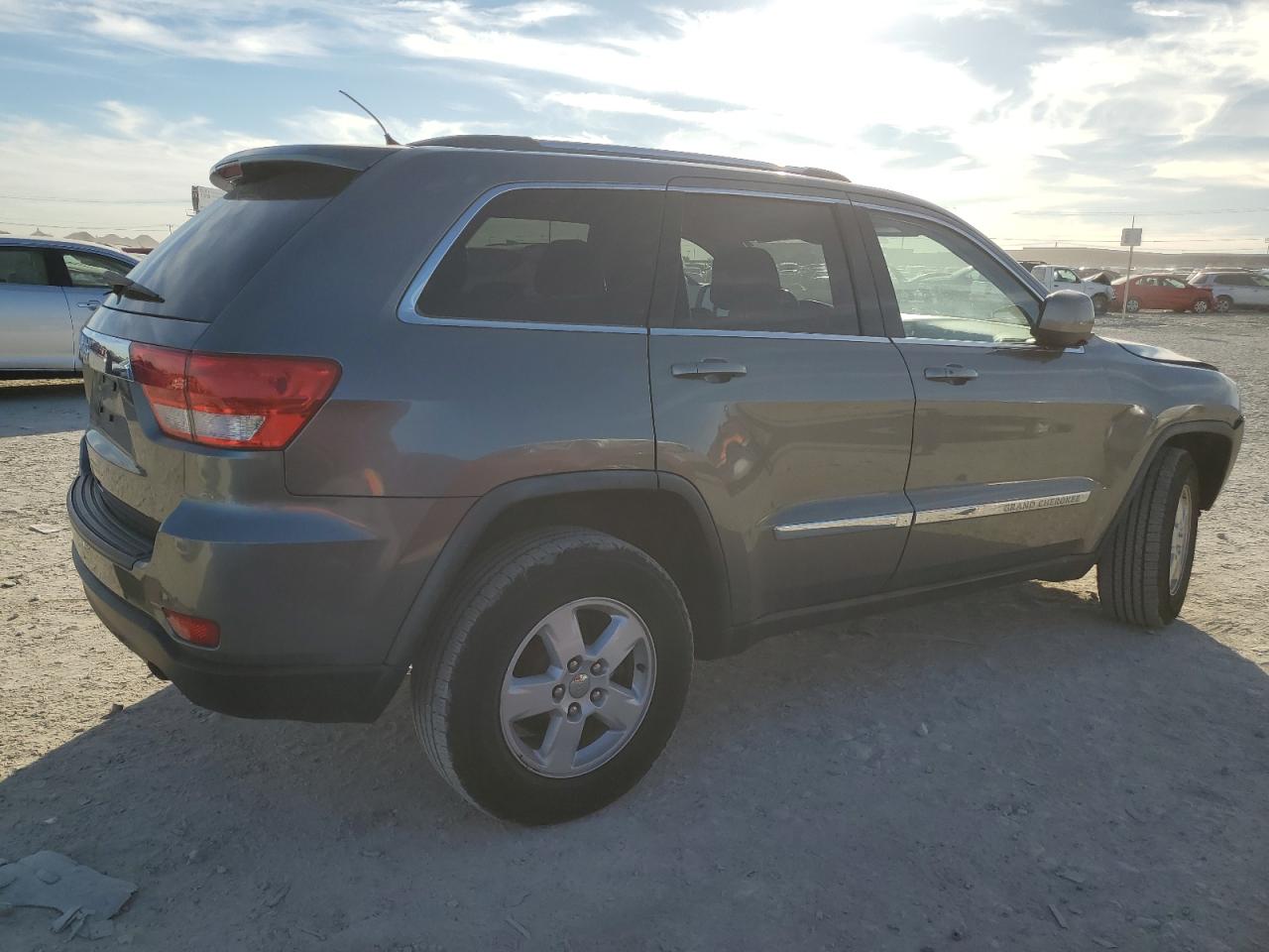 2011 Jeep Grand Cherokee VIN 1J4RR4GG1BC614817 Copart auction photo, front end / minor dent/scratches damage thumbnail 3