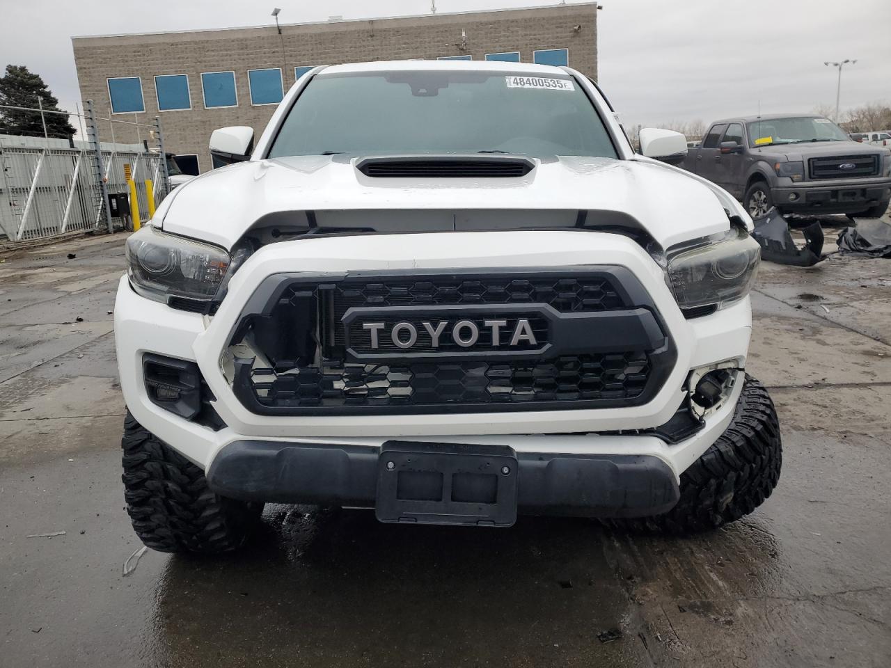 2018 Toyota Tacoma VIN 5TFCZ5AN5JX155369 Copart auction photo, front end / rear end damage thumbnail 5