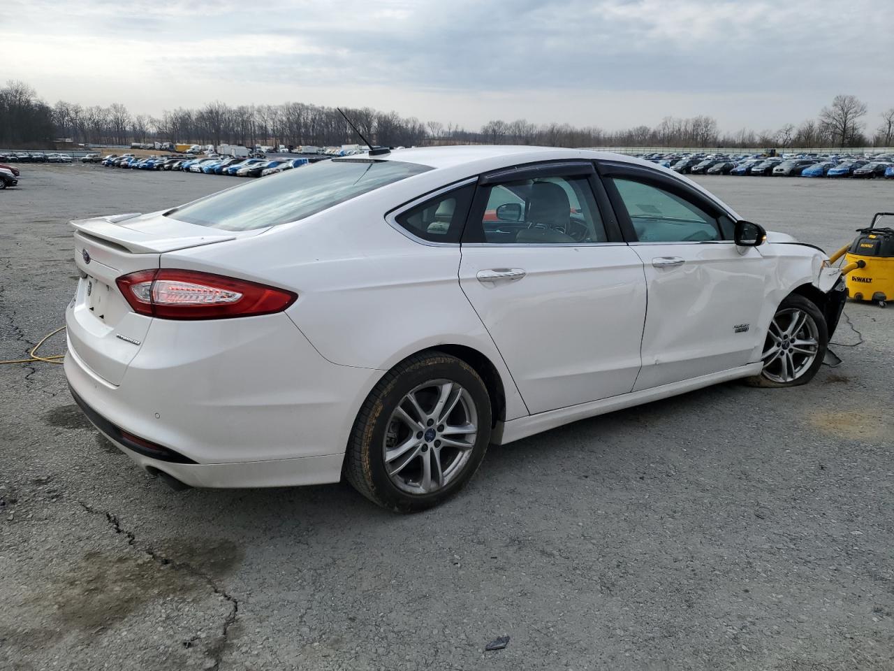 2016 Ford Fusion VIN 3FA6P0SU2GR402060 Copart auction photo, side / front end damage thumbnail 3