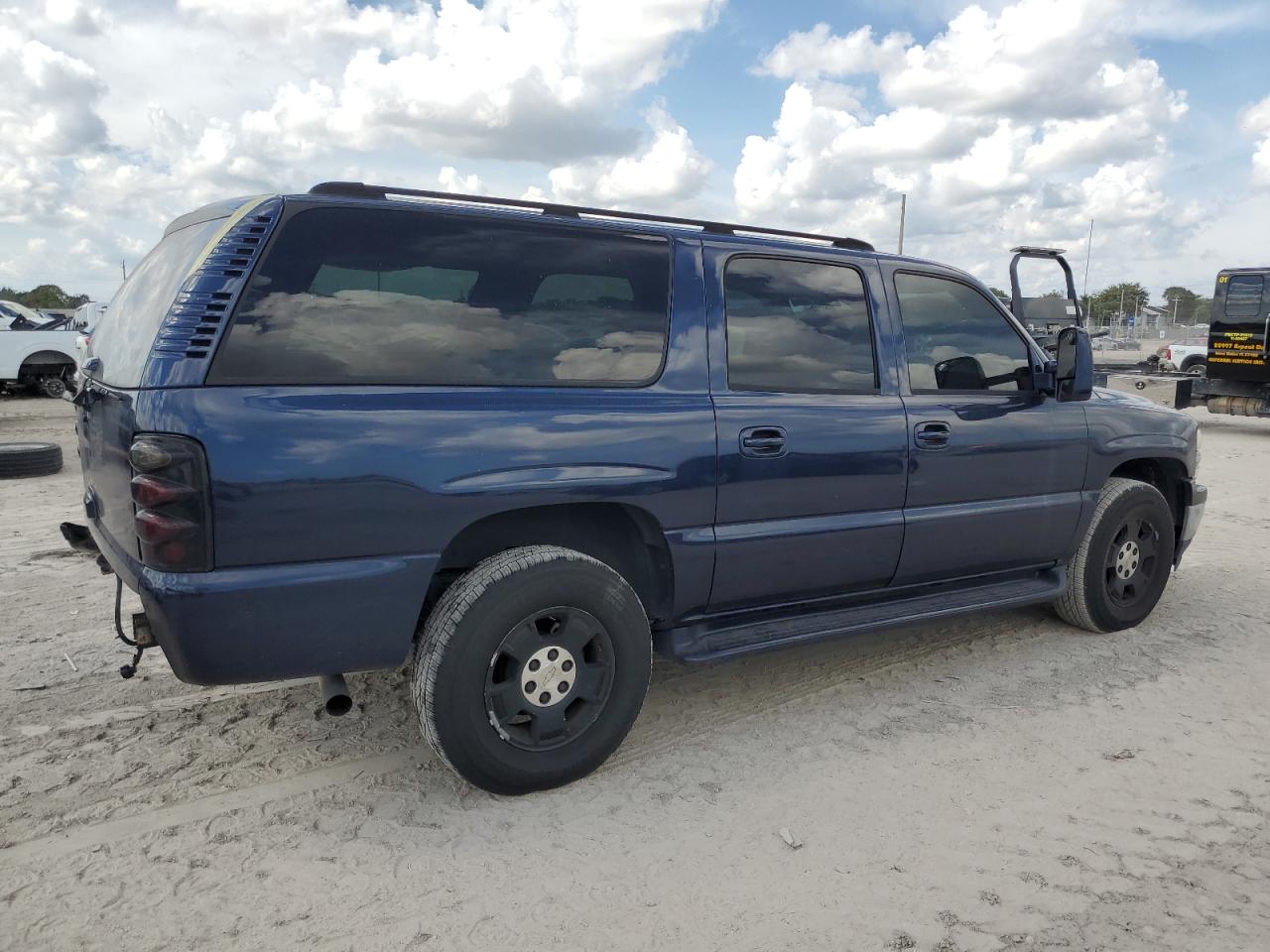 2006 Chevrolet Suburban VIN 1GNEC16Z26J154082 Copart auction photo, rear end / minor dent/scratches damage thumbnail 3