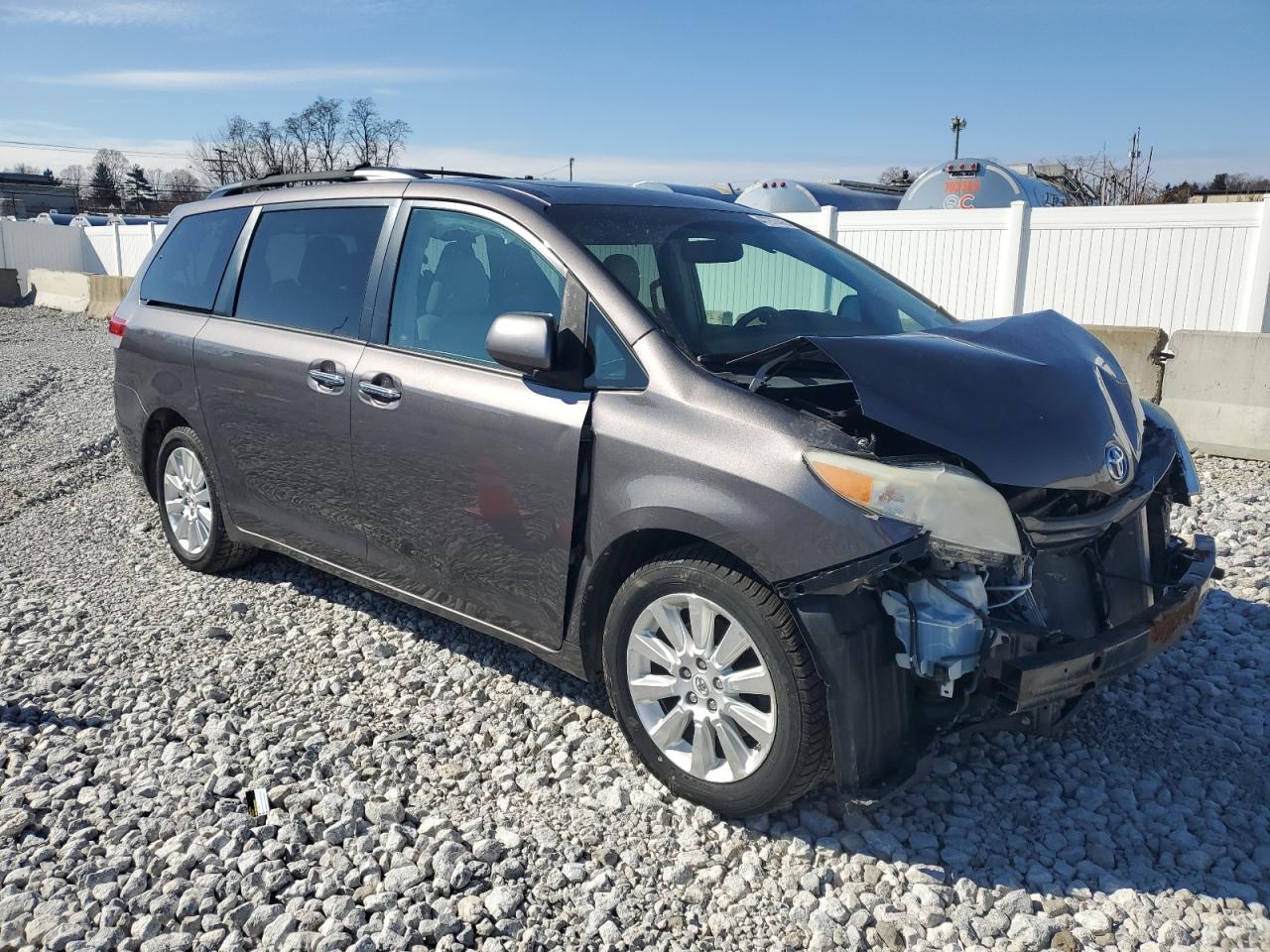 2011 Toyota Sienna VIN 5TDDK3DC2BS026875 Copart auction photo, front end / minor dent/scratches damage thumbnail 4