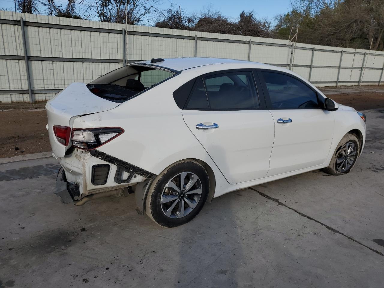 2022 KIA Rio VIN 3KPA24ADXNE481283 Copart auction photo, rear end / minor dent/scratches damage thumbnail 3