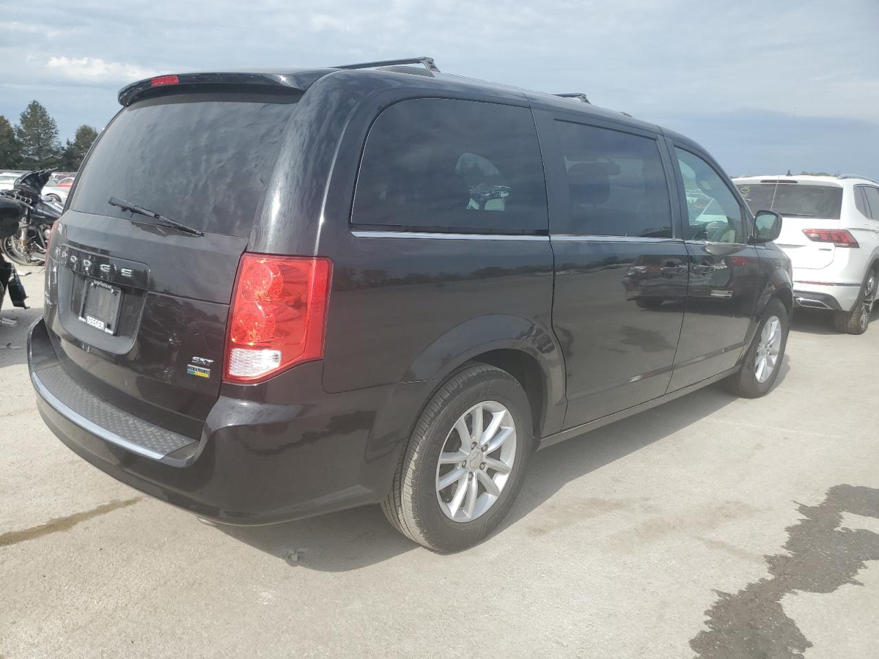 2018 Dodge Caravan VIN 2C4RDGCGXJR265478 Copart auction photo, side / front end damage thumbnail 3