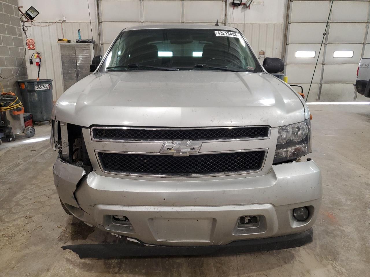 2010 Chevrolet Avalanche VIN 3GNVKFE04AG249529 Copart auction photo, front end / side damage thumbnail 5